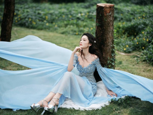 李沁身披蓝纱,仙气飘飘。