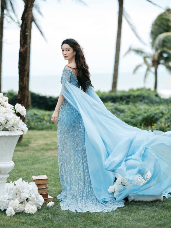 李沁背影迷人。