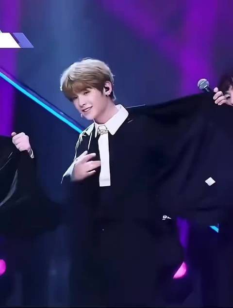 黄明昊选秀舞台表现惊艳，风格多变展现爆发力