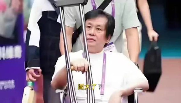 闹大了？官媒发文锐评郑智化机场事件，言辞犀利，句句直戳他心窝