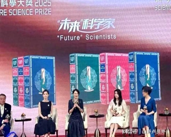 两位贵妇同框,章泽天气质温婉甜美,郭晶晶气场大开略带一些强势