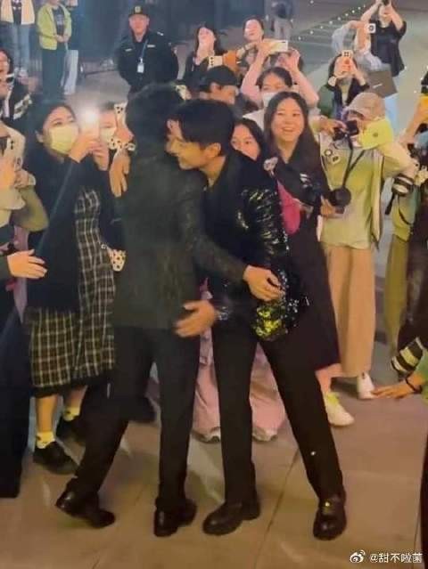 啊啊啊啊啊 青爸和宇爹拥抱了