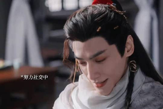 狐狼狗三人组探店互动引热议,唐俪辞宠溺池云引关注