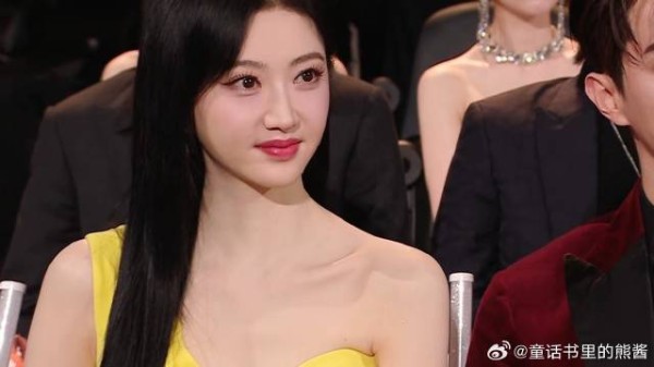 原以为景甜的颜值已是天花板,结果镜头切给王玉雯,不愧校花级别