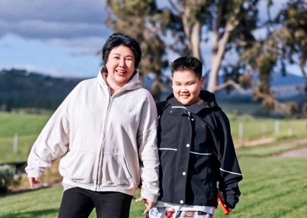 郭德纲携妻儿游玩，一家三口合影，郭汾阳穿卡通裤，身高要超父亲