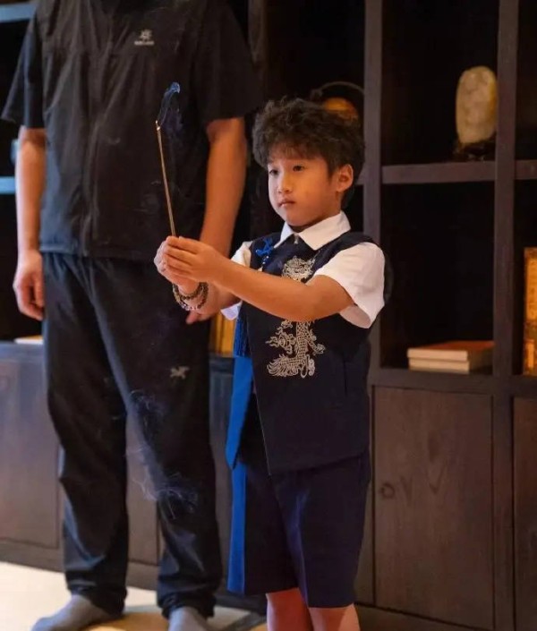 邹市明6岁儿子真硬核！拜师少林寺获法名“释恒一”