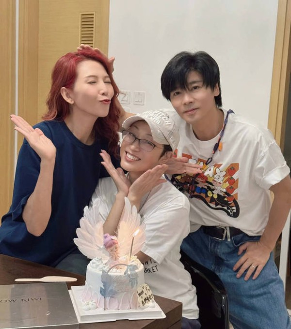 蔡少芬张晋夫妇暖心为陈法蓉庆生，三人同框合影尽显多年挚交