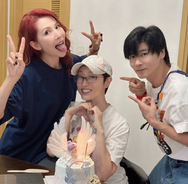 蔡少芬吐舌头搞怪拍照,活力十足。