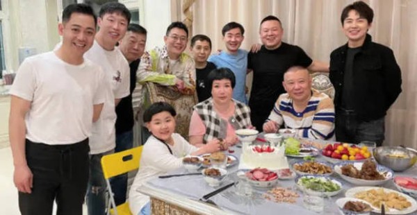 郭德纲与老婆、孩子、徒弟们一起合影。