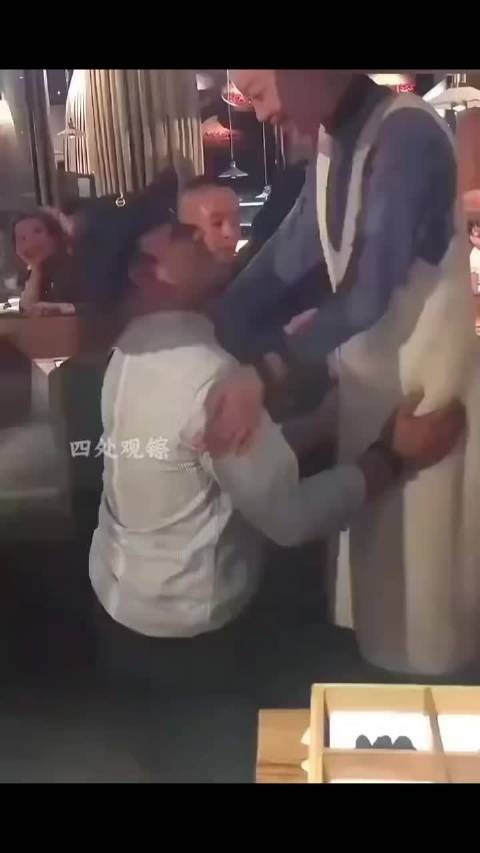 黑人男子公开跪地向中国女生求婚,女生感动落泪