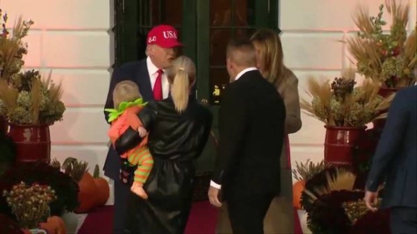 白宫发言人卡罗琳带着她的儿子在白宫玩“不给糖就捣蛋”的游戏(万圣节活动)