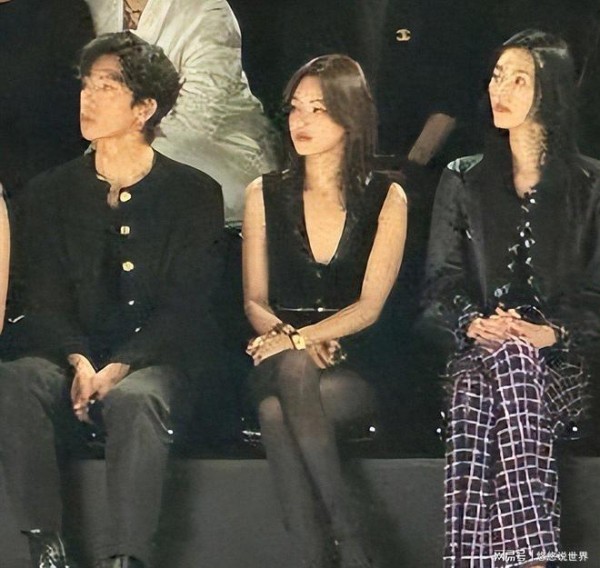 关系藏不住了,辛芷蕾这次没坐中间,将內娱的人情世故体现出来