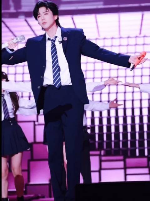 刘宇宁转型唱跳歌手，大长腿舞姿迷人