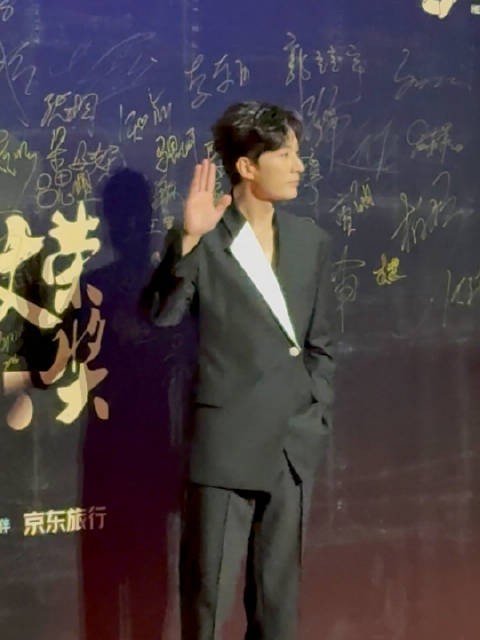 刘学义亮相红毯,现代装造型一样帅