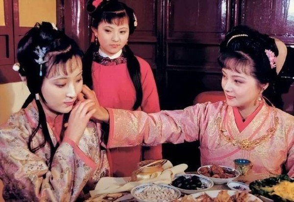 贾宝玉为何深爱黛玉而厌憎宝钗？你看她们和宝玉初见时分别做了啥