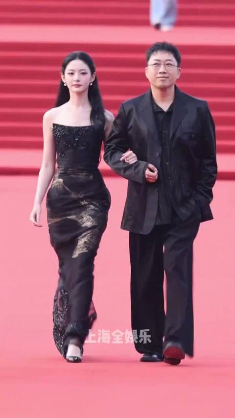于正和赵晴一起走红毯，他那个表情为啥一直有一种说不出的得意洋洋谁懂啊
