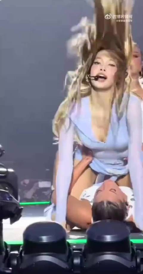 Lisa万圣节演唱会造型引热议