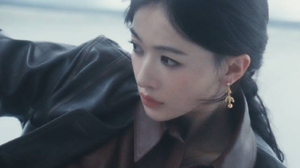 吴谨言登时装十一月封面诠释大女主精神