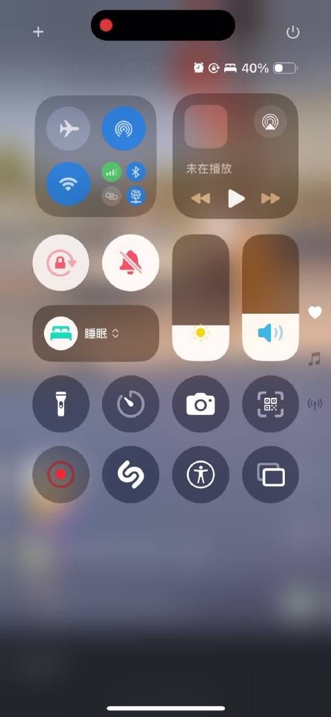 一家三口过马路,活泼的爸操心的妈无所谓的崽