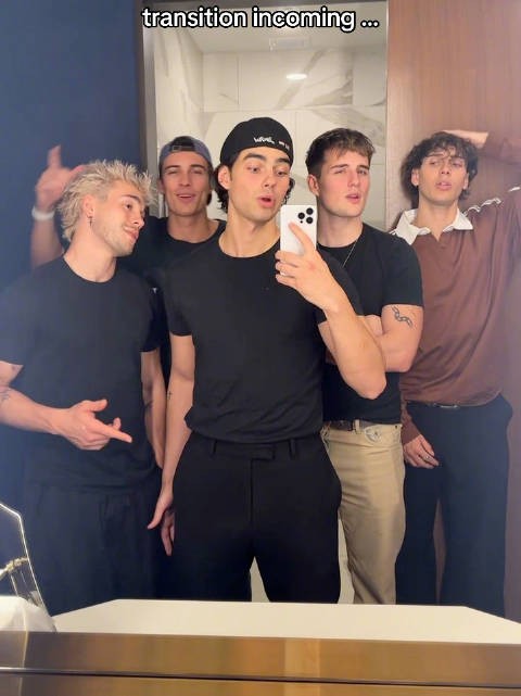 五个帅哥万圣节惊艳cos____走红！