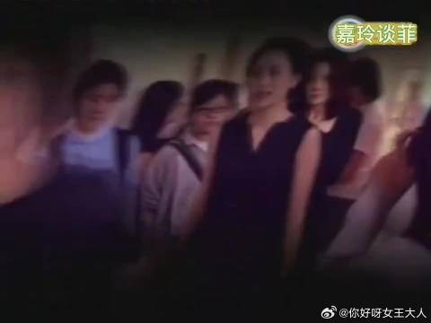 刘嘉玲穿黑衣陪王菲受访谈其内敛个性