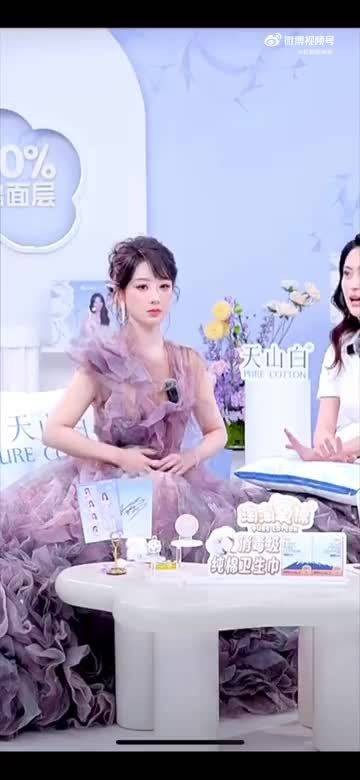 杨紫拍戏间隙直播亮相，美丽花仙子造型吸睛