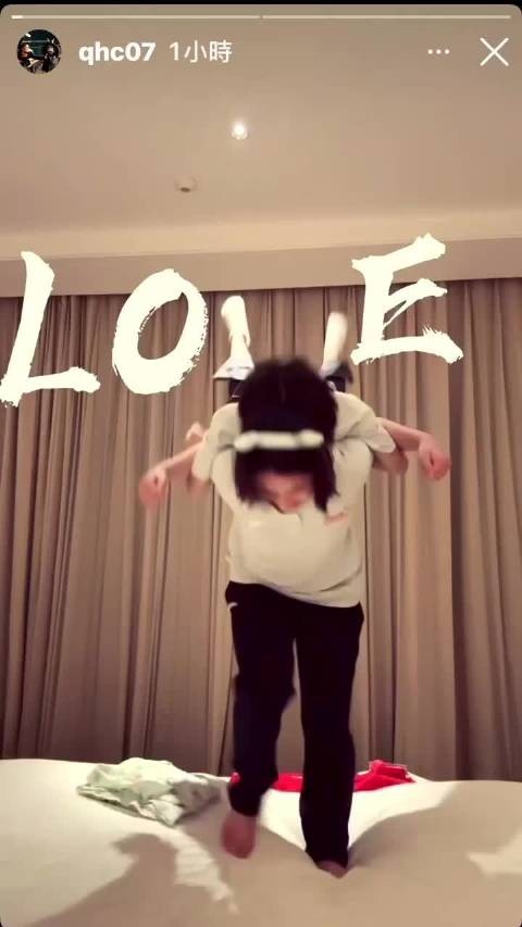 全红婵与师妹蒋林静摆LOVE造型庆祝