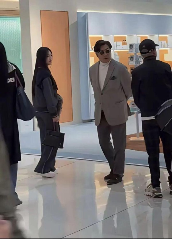 王诗龄/何超莲同框画面曝光，王岳伦化身“保镖”护女，这画面信息量不小！