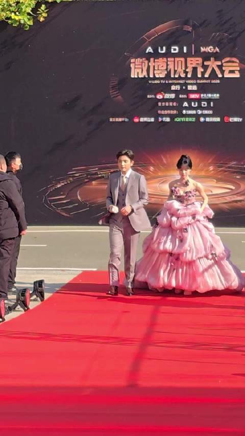 何聪睿想牵刘念没牵上哈哈哈哈哈哈