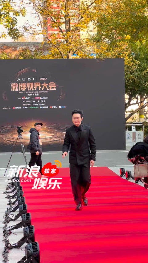 黄晓明红毯路透，被夸好帅点头示意！