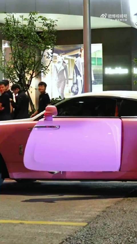 坐着劳斯莱斯魅影,长这么漂亮应该没什么烦恼吧!