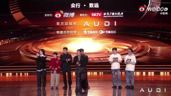 翟佳宁红毯被保安误认工作人员，幽默回应引热议