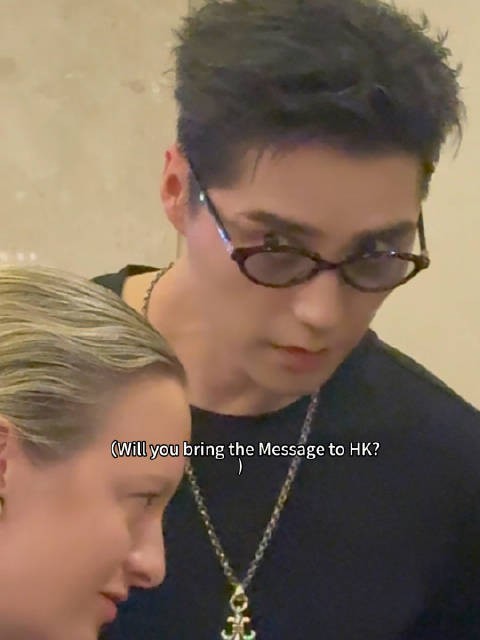 阿云嘎演出后粉丝热情互动，小猪抢镜逗乐众人