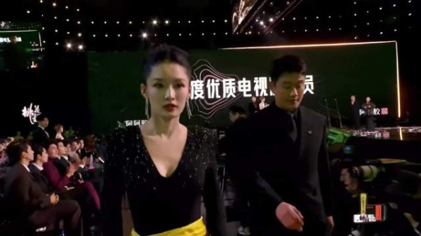 李沁深V礼裙亮相,好身材引关注