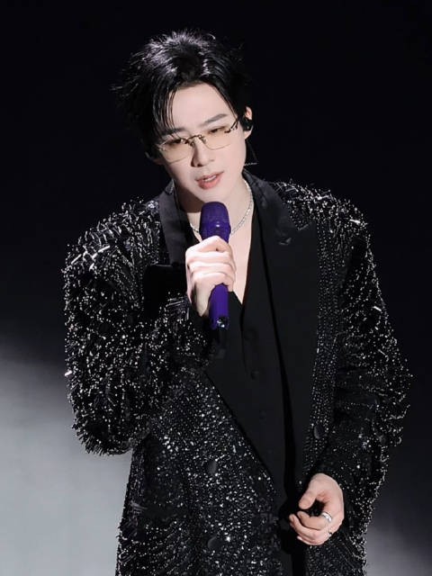 20251103 微博视界大会刘宇宁《烽月》高清直拍，好长一条人！今天项链配深V