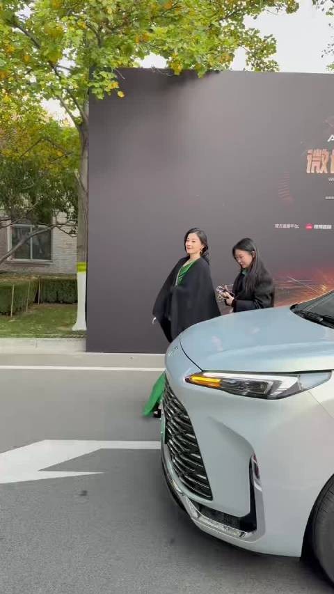 梅婷真妈咪来了!绿色绸缎长裙好有气质!真的是妈妈级别~微博视界大会