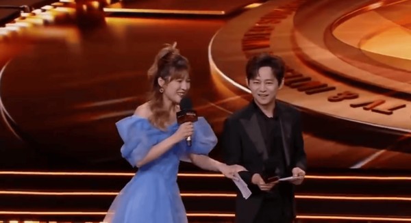 何炅从容回应衰老话题::想告诉大家,我眼神好得很!