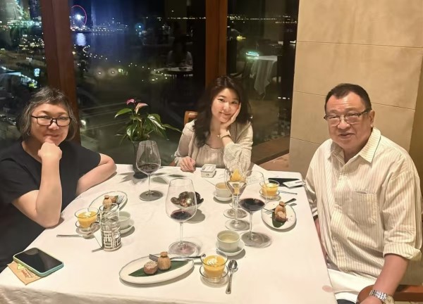 许绍雄女儿在社交平台发文悼念:你不在我就想你去工作好了