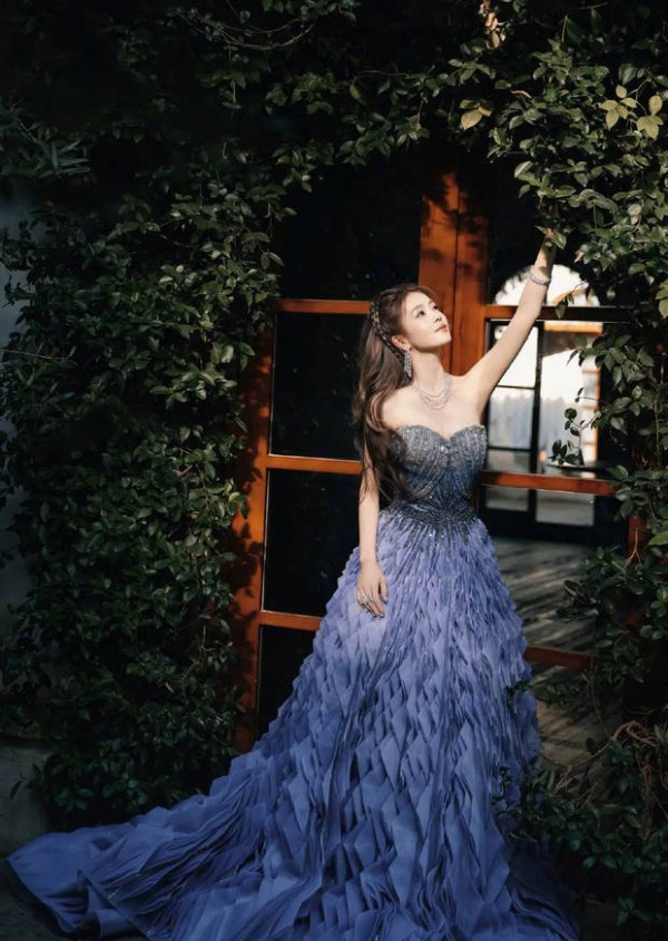 搜狐娱乐讯 11月3日,白鹿另一组美图释出,身穿抹胸礼服“公主登场”既视感。