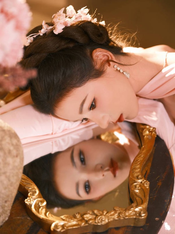 搜狐娱乐讯 近日，一组张予曦穿穿粉色抹胸裙的美图曝光。