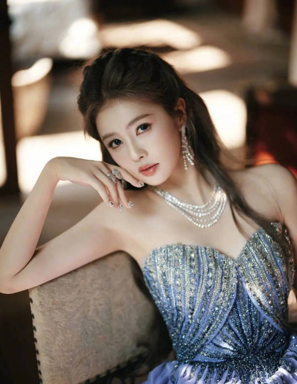 白鹿动作魅惑。