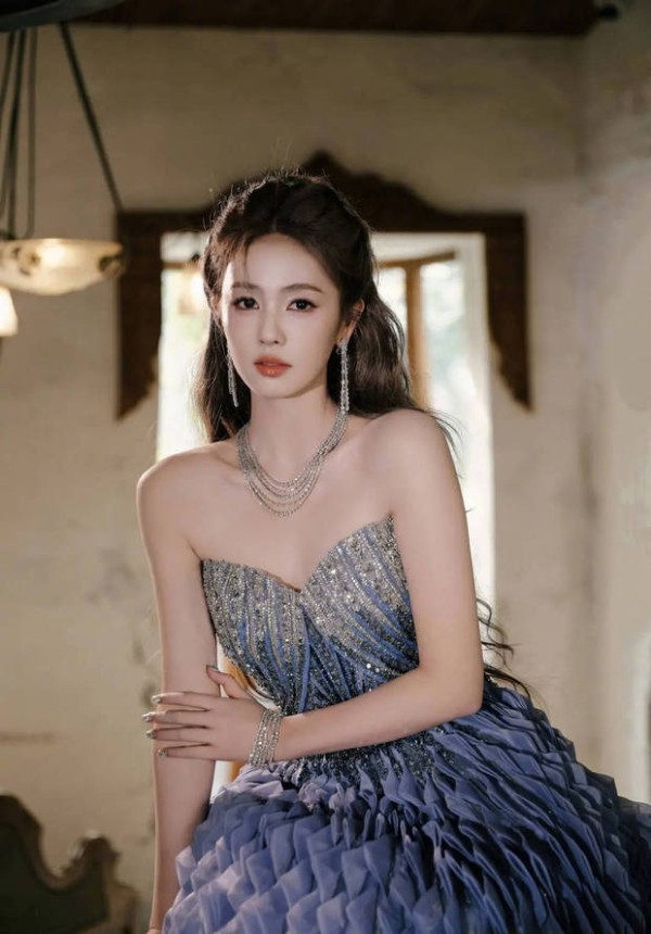 白鹿眼神温柔。