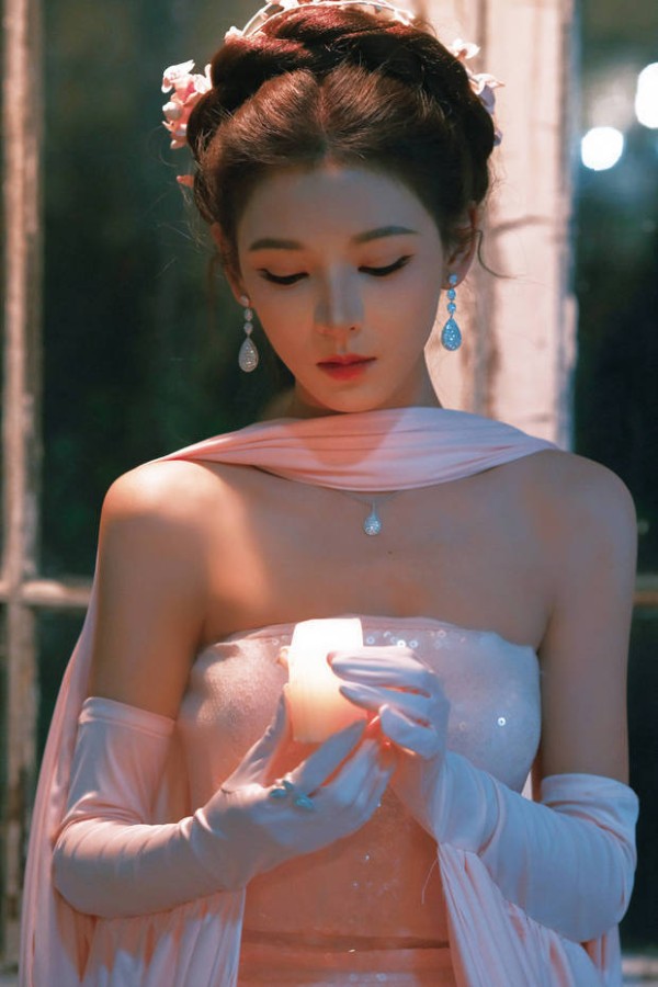 张予曦面容精致。