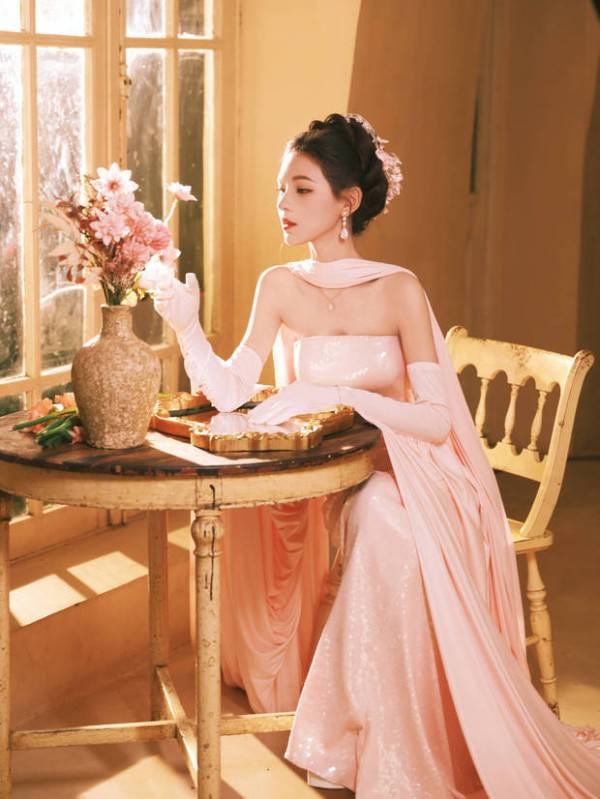 张予曦侧颜绝美。