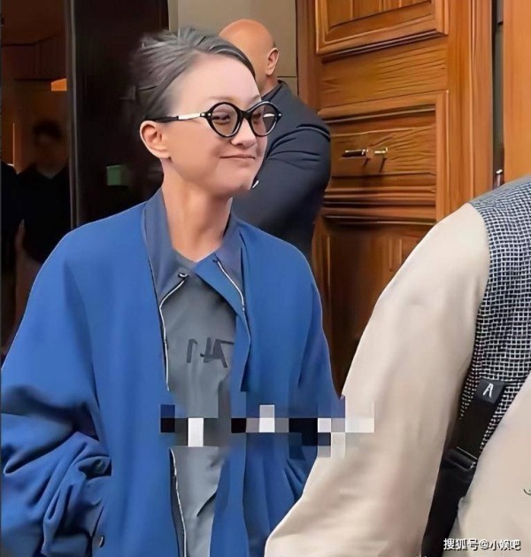 50岁无孩单身,周迅白发素颜亮相巴黎,一脸老态认不出