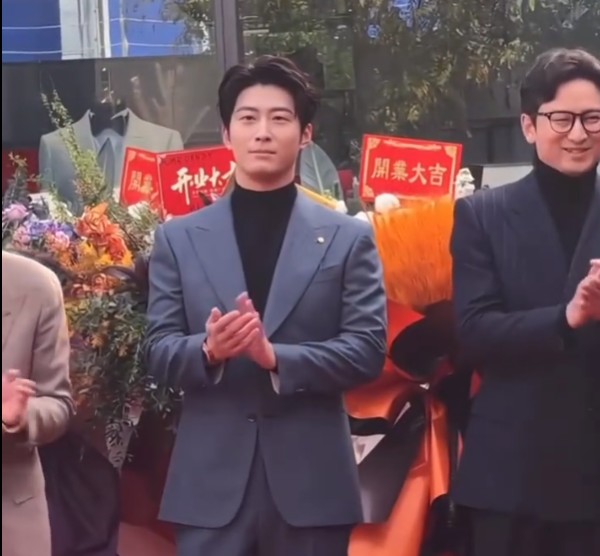 婚变传闻后窦骁首度公开露面,婚戒在灯光下亮眼