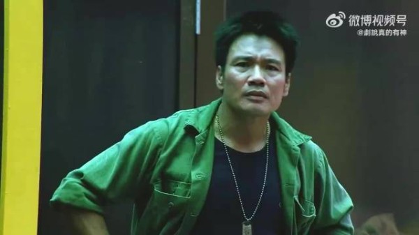 男人本想逃跑，却惊恐地发现杀手就在下面