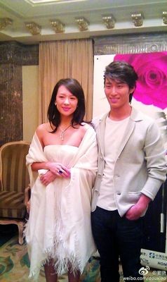 窦骁和章子怡合照，赞师姐很美。