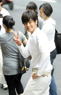 罗志祥出席活动一身白衣化身“守护天使”(图)