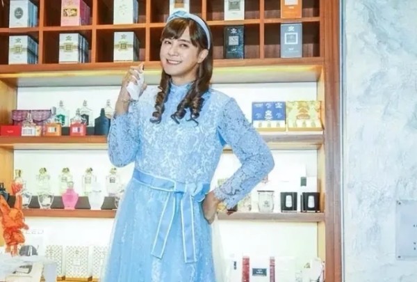 淡泊的橘子ia:罗志祥以朱碧石身份接下百万代言!
3月8日,许久没露面的罗志祥引发网友热议。不过这次不是因为带来了新作品,也不是因为和前女友周扬青的瓜葛。而是,曾经的顶流舞王竟然沦落到靠打扮女装博热度了,真是令人大跌眼镜!
原来罗志祥打扮成女装以“朱碧石”身份现身某品牌香氛代言现场,据说他这一次代言能够拿到8位数的报酬,真的为了挣钱无原则了,看着真的辣眼睛。
当记者问到“朱碧石”,哥哥罗志祥...